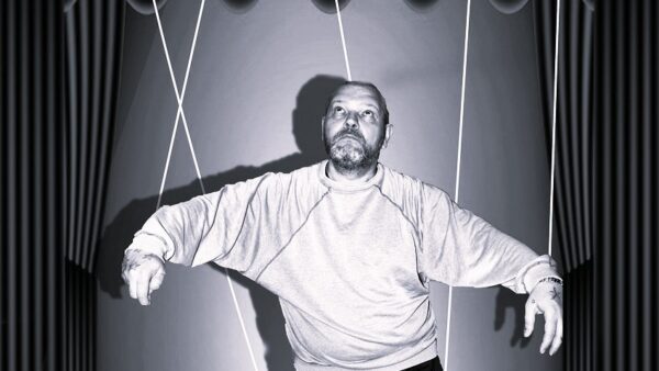 Kognitive Biases. Mann hängt als Marionette an Fäden, die an Händen oberhalb des Mannes festgemacht sind
