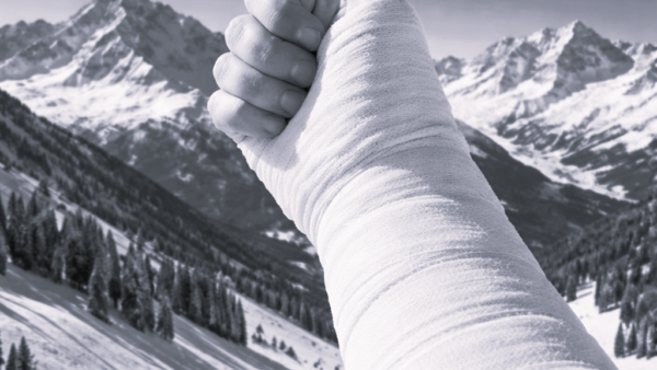 KI-generiertes Bild mit Gipsarm, der Daumen hoch in verschneiter Berglandschaft zeigt